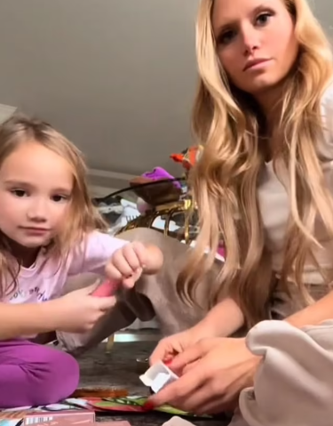 Make-up voor haar 6-jarige dochter