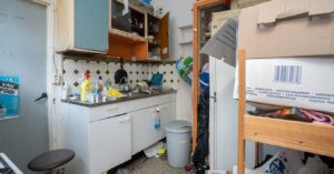 Voor dit extreem ranzige pand op Funda moet een miljoen euro neergeteld worden