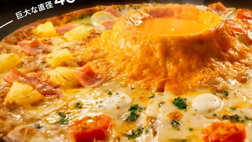 Domino's Japan brengt Cheese Volcano Pizza uit met een krater kaassaus in het midden
