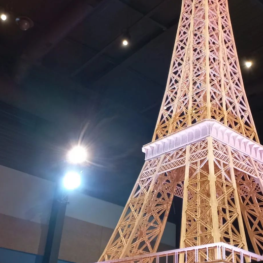 Eiffeltoren van luciferstokjes