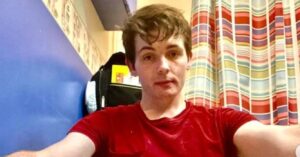 Luier of Broek? De opmerkelijke stijlkeuze van Damien (30) blokkeert werkgelegenheid