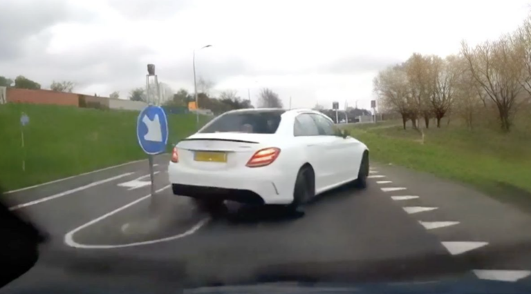 Ongeduldige Mercedes-bestuurder die lesauto inhaalt krijgt verdiende