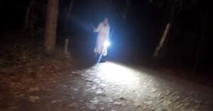 Urban Explorers Vluchten voor Bijlzwaaiende Vrouw in verlaten Bungalowpark!