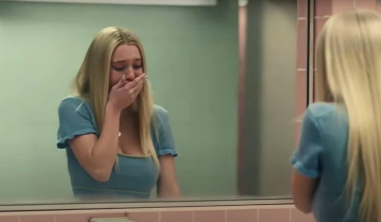Vrouw deelt bizar verhaal over vriend die stiekem gasten op wc filmt