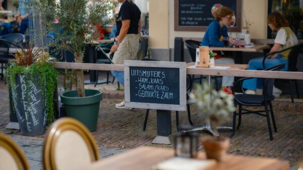 Café rekent 10 euro voor een stoeltje op het terras