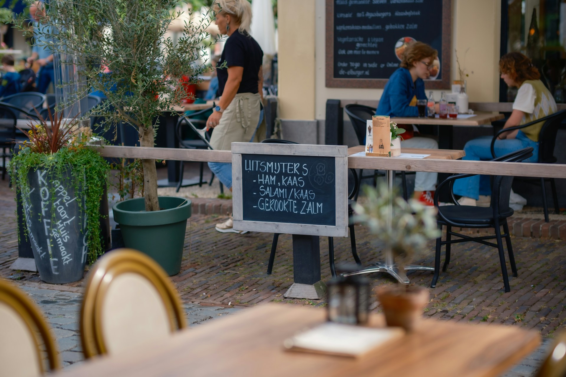 Café rekent 10 euro voor een stoeltje op het terras