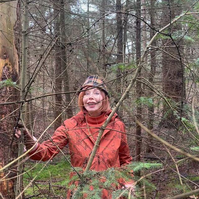 Marijke Helwegen gespot in het bos met 'volle mond' 