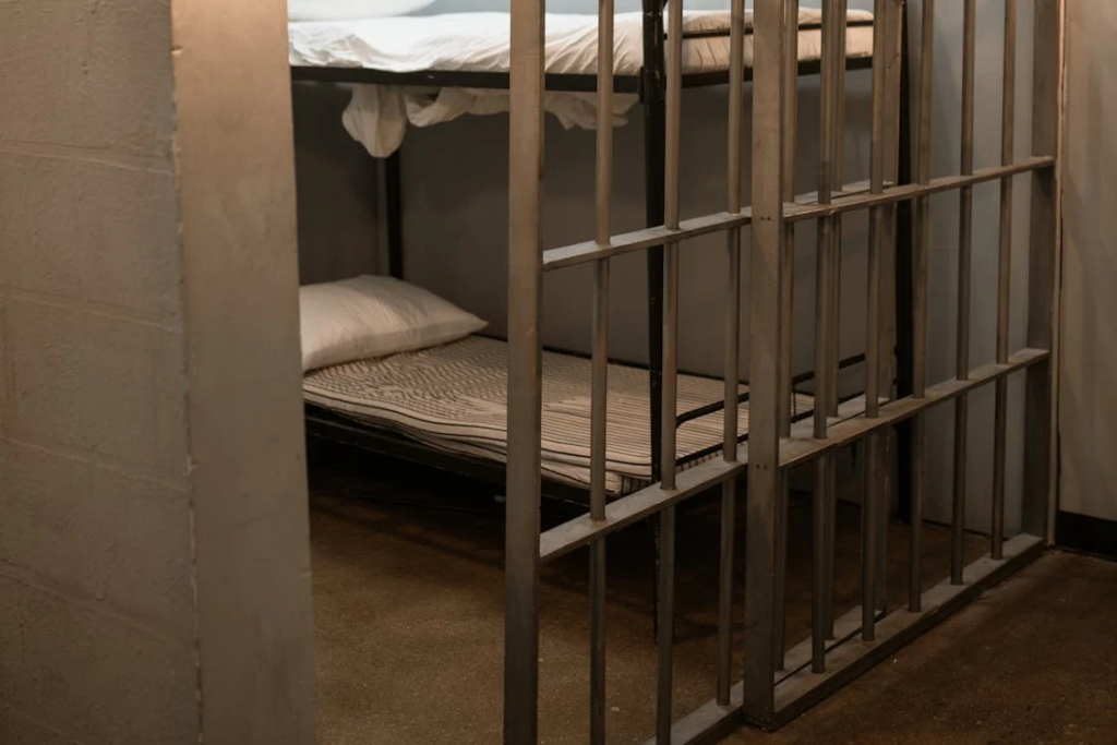 Gevangene 'Sterft' en Wordt Herleefd, Claimt Technisch Gezien Levenslange gevangenisstraf Volbracht te Hebben