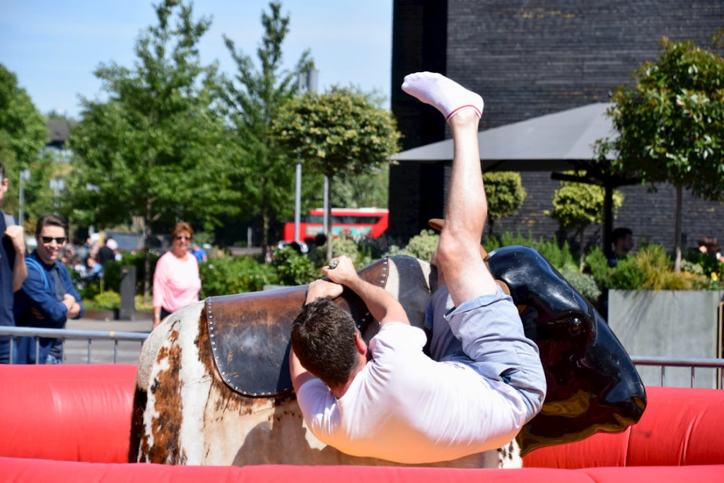 Met je rokje op de mechanische stier? Ehum … Liever niet!