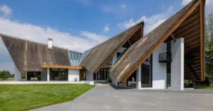 Joel Borelli Haalt flink de schaar in de vraagprijs van zijn villa