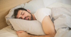 Slapen onder een deken