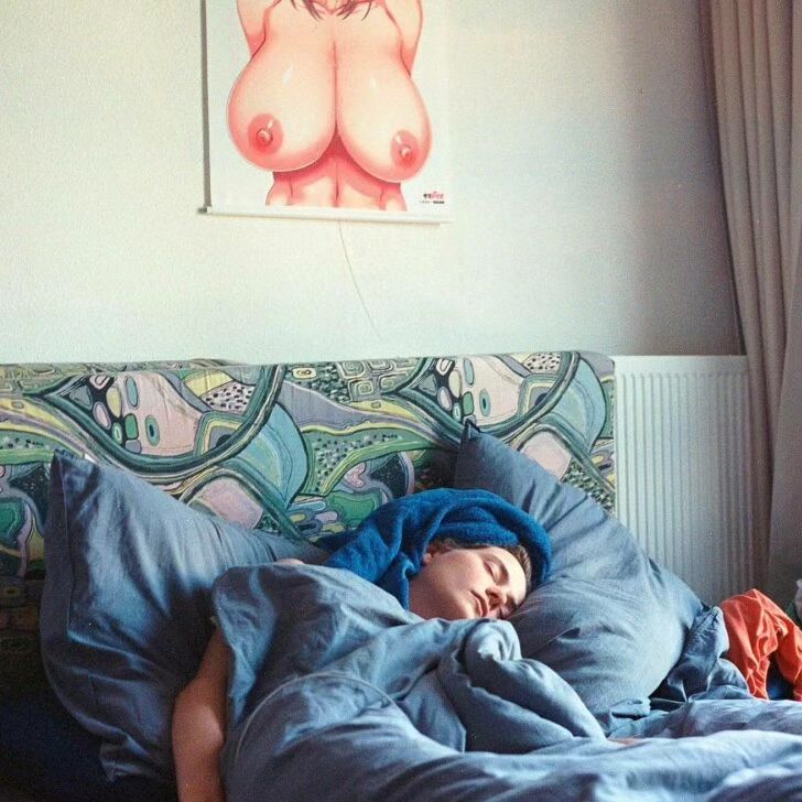 Emma Wortelboer blijkt nogal 'pikant zelfportret' boven bed te hebben hangen