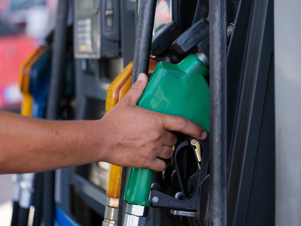 Benzineprijzen hard aan het dalen