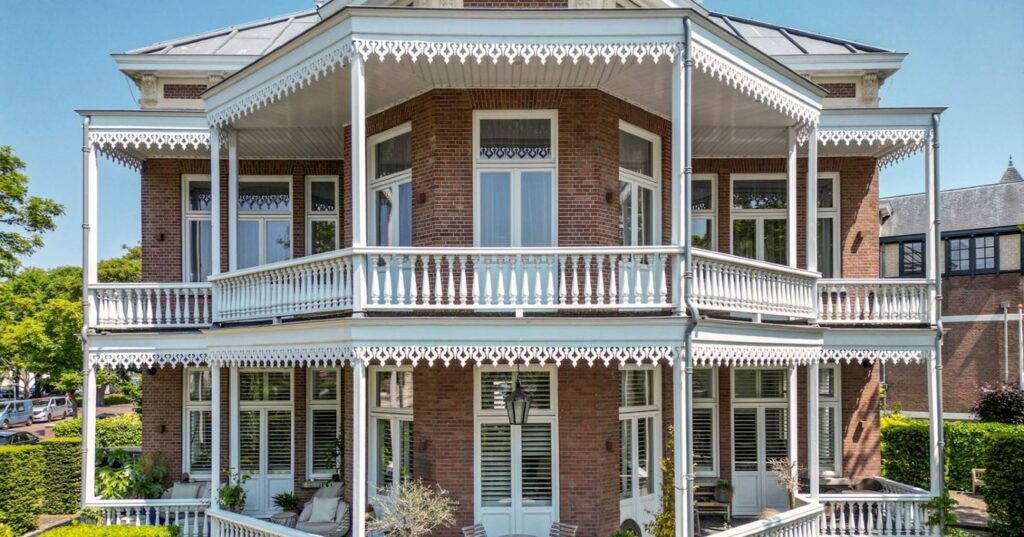 Dit megadik huis met koninklijke sferen staat nu te koop op Funda