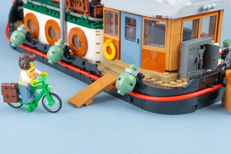 Nu beschikbaar: Bouw je eigen Amsterdamse LEGO-Woonboot!