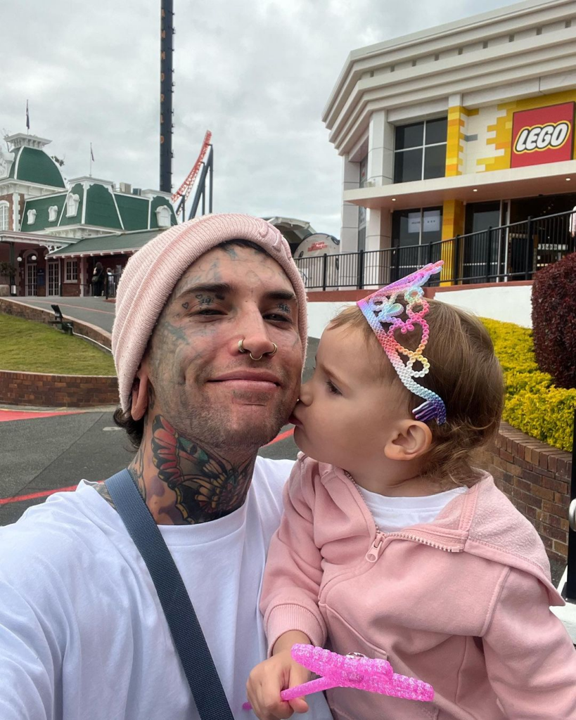Vader ondergaat tatoeage-transformatie voor zijn dochter