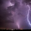 Lenteweer slaat volledig om, code geel in heel Nederland: 'Onweer, hagel en zware windstoten'