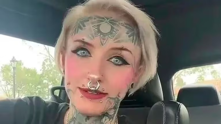 Dame die helemaal onder tattoos en piercings zit, klaagt dat ze geen baan kan vinden