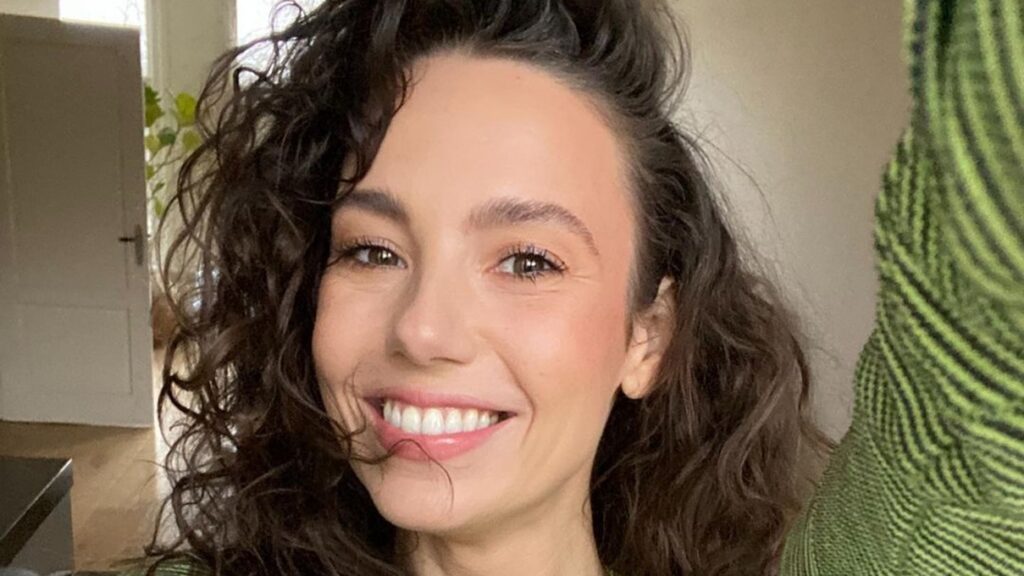 ‘Mooiste vrouw van Nederland’ Gwen van Poorten breekt internet met pikante lingerie