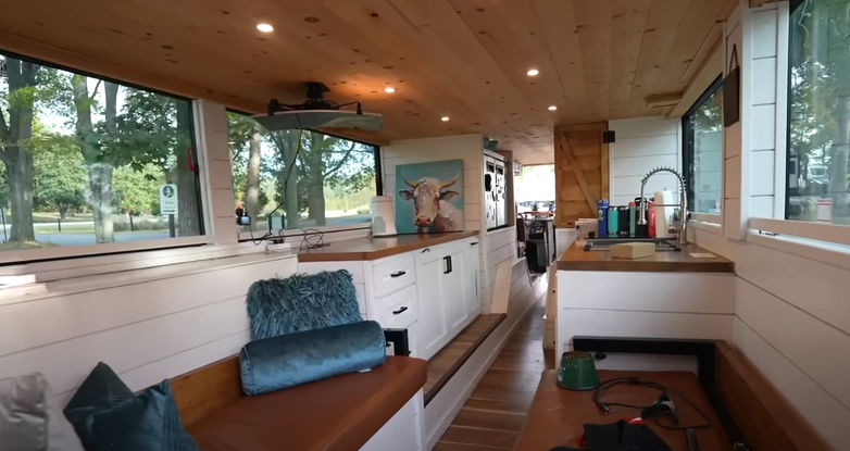 Familie van 8 woont in deze tot poepchique camper omgebouwde dubbeldekkerbus