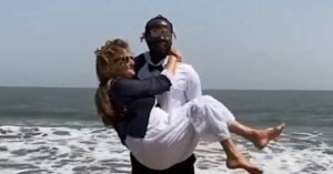 Mona (51) smoorverliefd op haar 25-jarige Nigeriaanse internetvriend: "Ik ben zijn ware!"