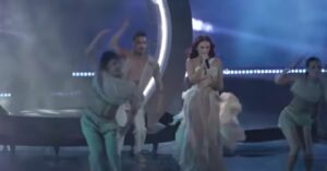 Optreden van Israël onderbroken door publiek dat 'Europapa' zingt