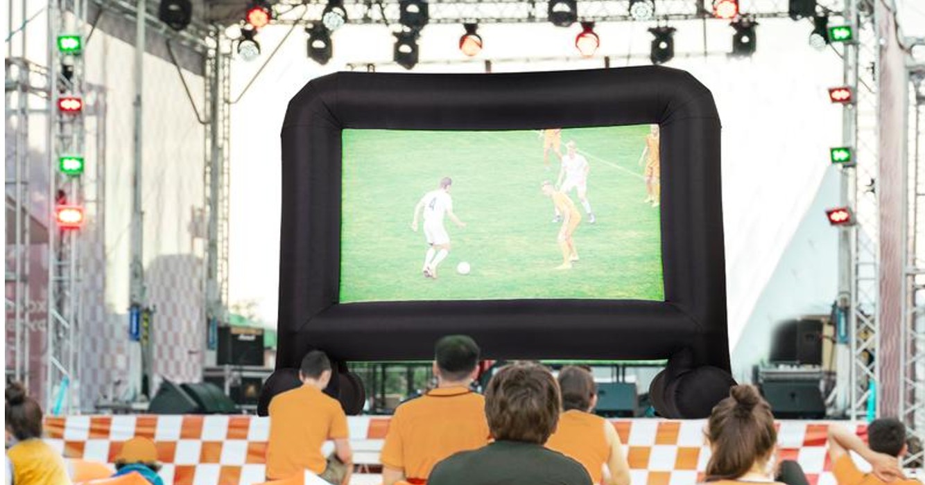 Transformeer je achtertuin tot een EK-stadion met dit opblaasbare projectiescherm van Action!