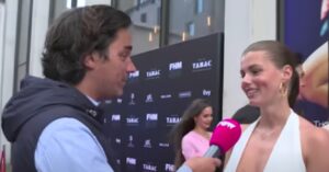 Slijptol getrakteerd op mooi uitzicht tijdens FHM500-party door onhandige jurk en wind