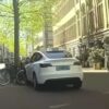 Tesla-taxi in Amsterdam slaat op hol en rijdt fietser aan