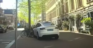 Tesla-taxi in Amsterdam slaat op hol en rijdt fietser aan
