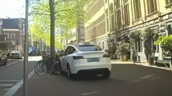Tesla-taxi in Amsterdam slaat op hol en rijdt fietser aan