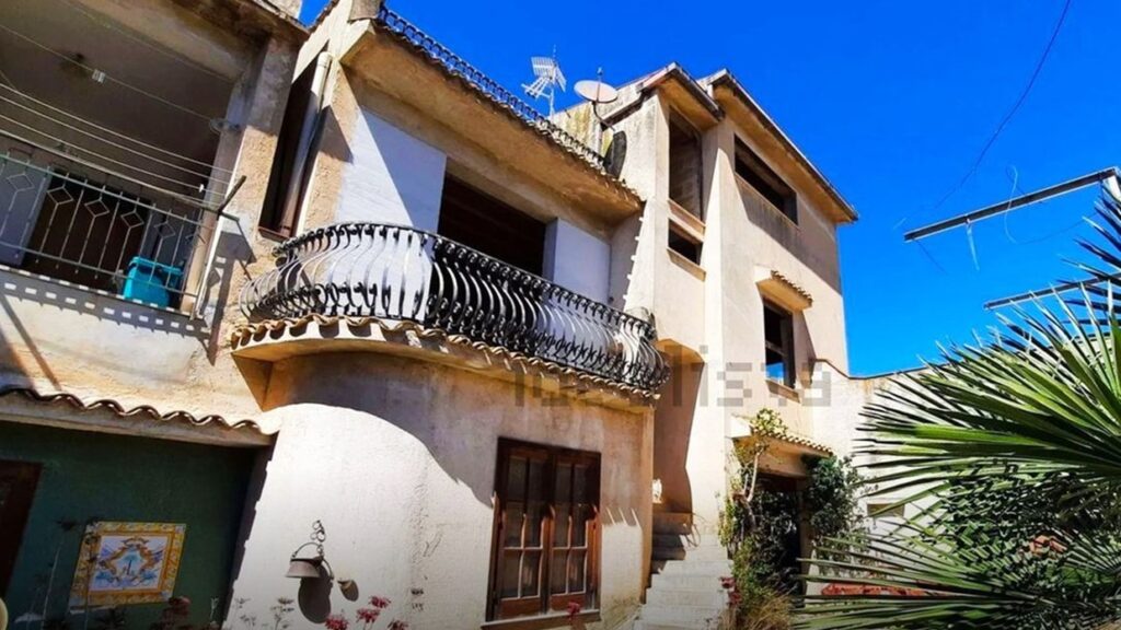 Deze ruime villa in Sicilië is nu te koop voor minder dan 1 ton!