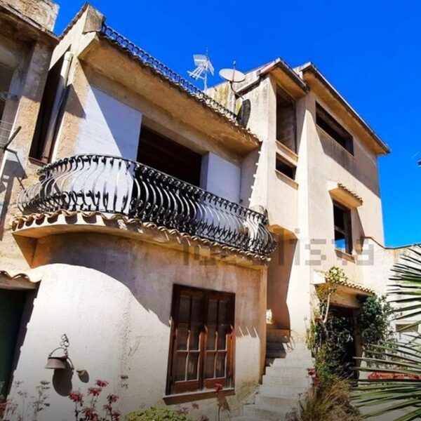 Deze ruime villa in Sicilië is nu te koop voor minder dan 1 ton!