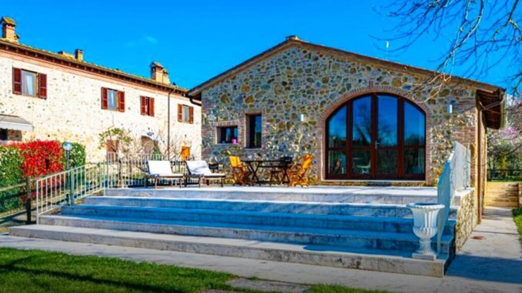 Deze bizarre maffia-villa in Florence, Italië koop je voor de prijs van een rijtjeshuis!