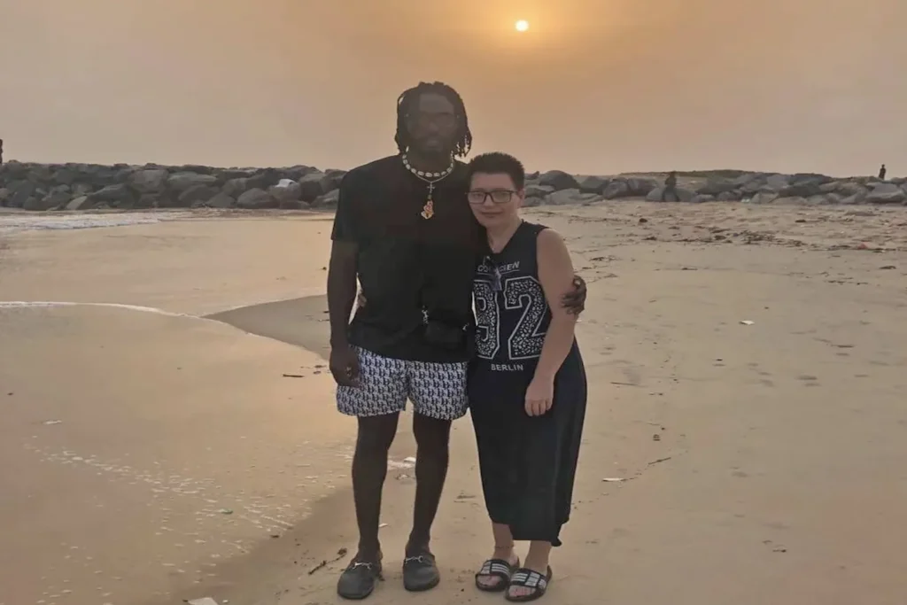 Mona (51) smoorverliefd op haar 25-jarige Nigeriaanse internetvriend: "Ik ben zijn ware!"