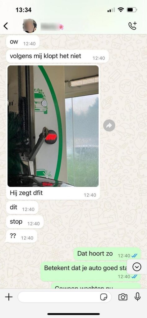 Vader laat dochter voor het eerst tanken