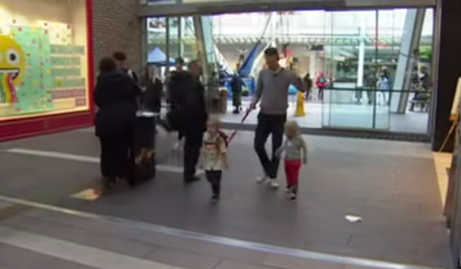 Foto's van ouders met aangelijnde kinderen