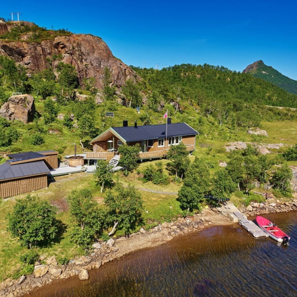 Dit huis in Noorwegen met privé hottub aan het Alsvågvannet-meer kost minder dan 2 ton