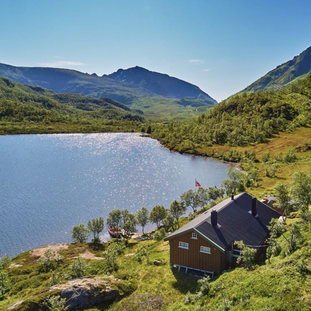 Dit huis in Noorwegen met privé hottub aan het Alsvågvannet-meer kost minder dan 2 ton