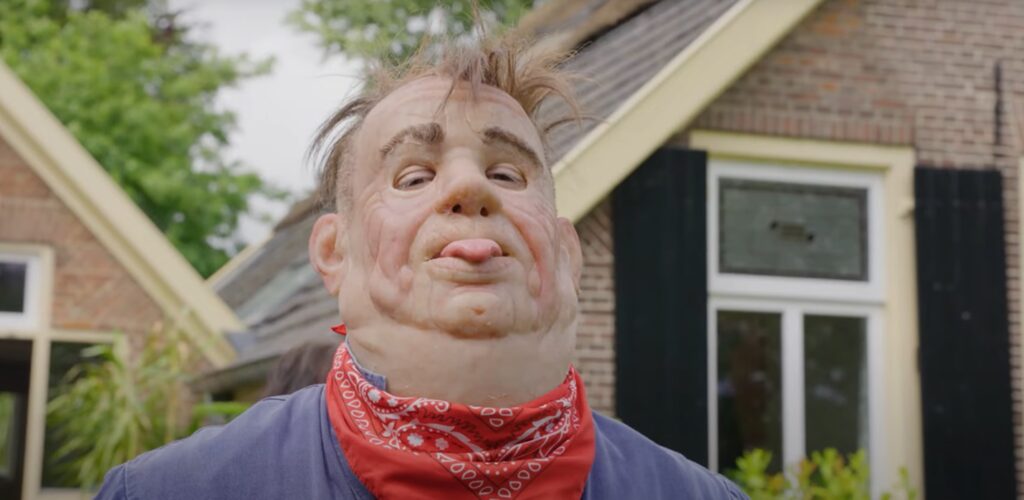 Nieuw nummer Boer Harm zorgt voor speculatie: 'Wie zit er achter het masker van Boer Harm?'