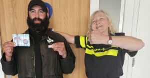 Dakloze Man Brengt Gevonden Portemonnee met €2000 naar Politie