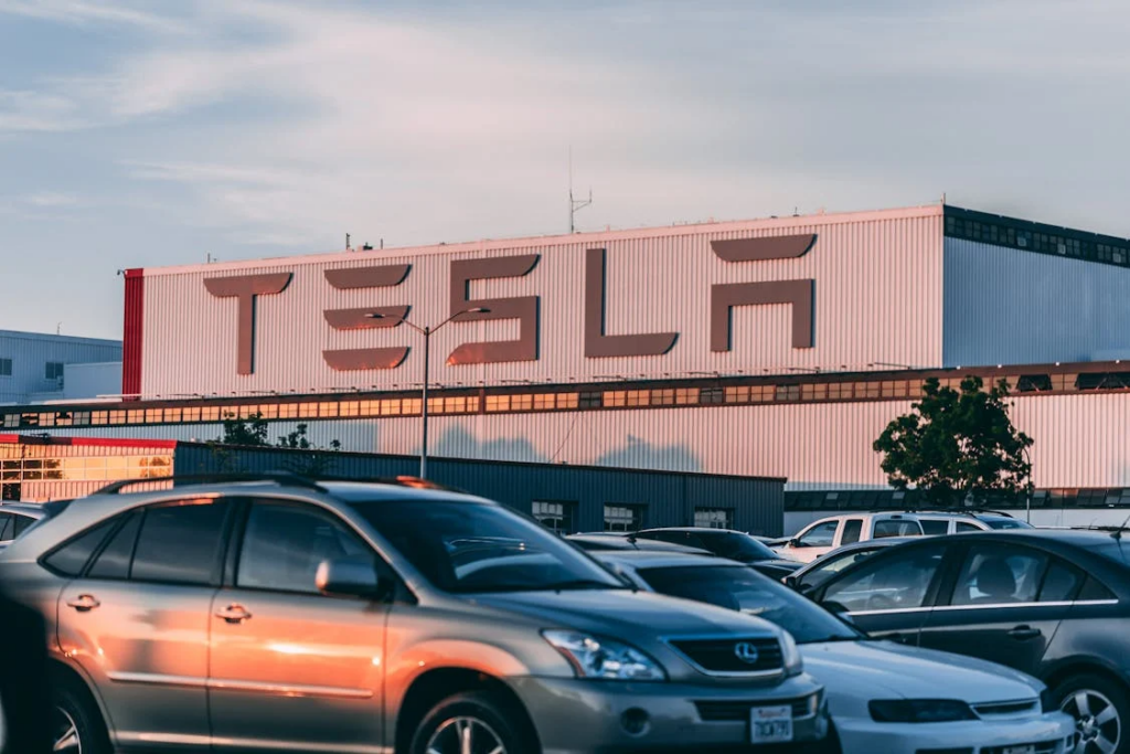 Vrouw ongewild opgesloten in Tesla door uitgevallen batterij