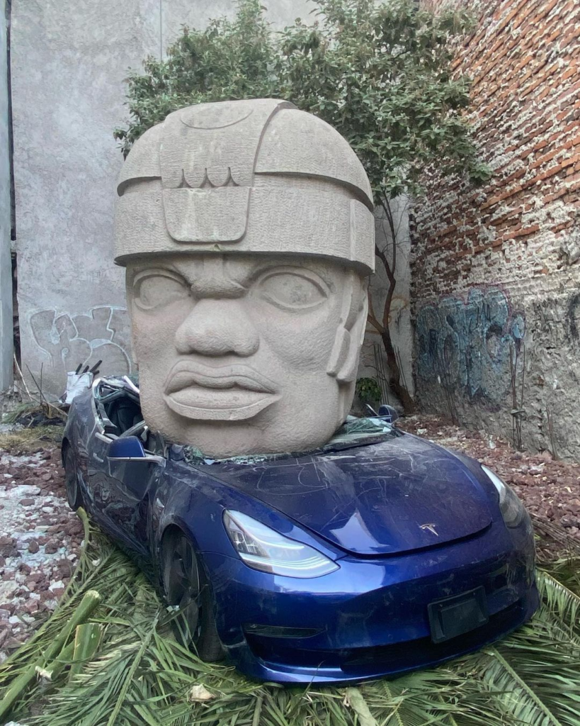 Kunstenaar Verplettert Tesla met Gigantisch Stenen Hoofd