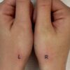 Vrouw Tatoeëert L en R op Haar Handen