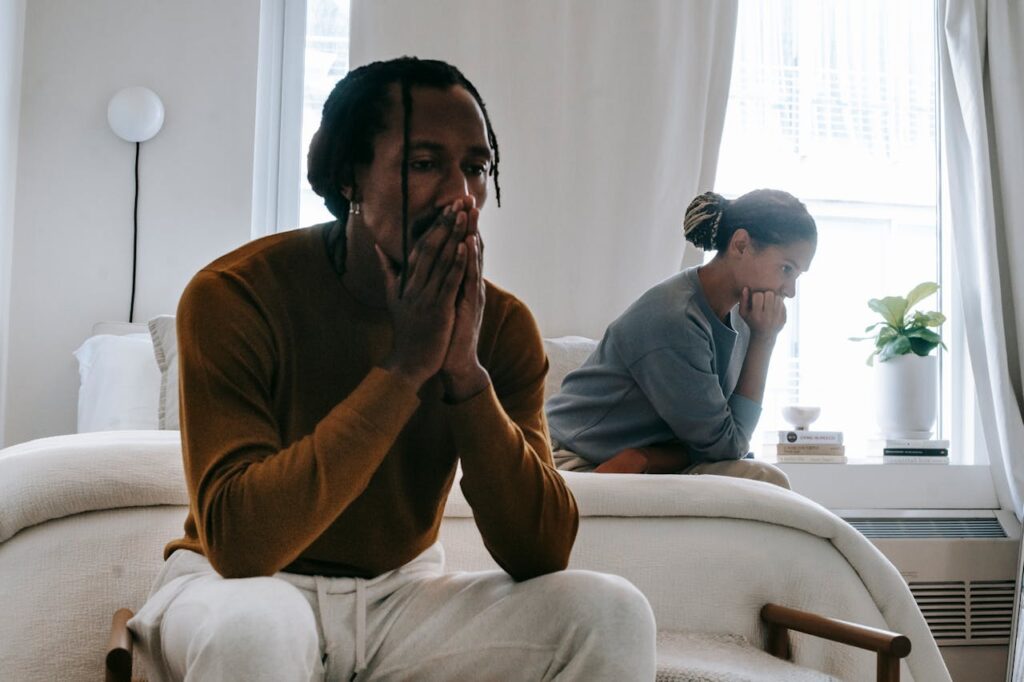 Vrouw ontdekt dat de man met wie ze gaat trouwen haar broer is