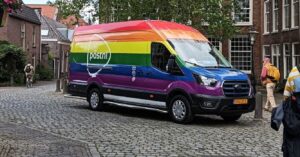 PostNL-klantenservice slaat terug naar mensen die boos zijn om regenboogbussen