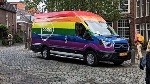 PostNL-klantenservice slaat terug naar mensen die boos zijn om regenboogbussen