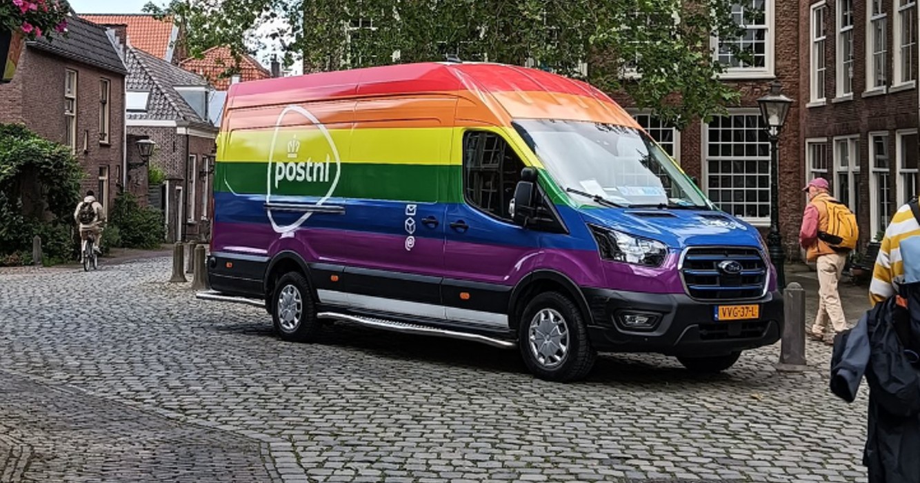 PostNL-klantenservice slaat terug naar mensen die boos zijn om regenboogbussen