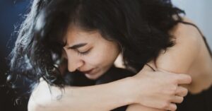 Vrouw met financiële problemen boos omdat rijke ouders haar niet helpen: 'We hebben het heel moeilijk'