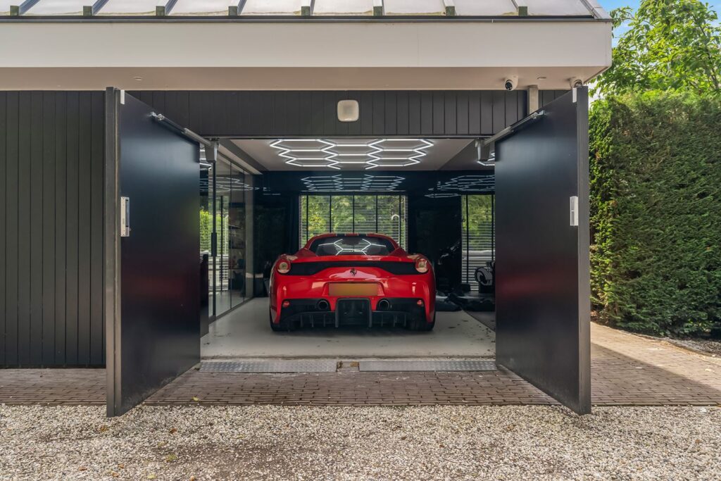 villa met kamer voor Ferrari te koop